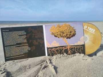 Afbeelding van het album "Thy Love is Endless" aan zee.